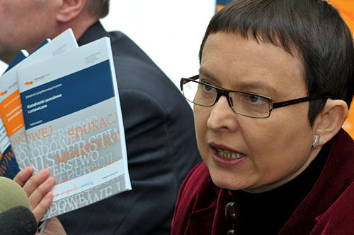 Minister edukacji Katarzyna Hall nie uzyskała od Prawa i Sprawiedliwości promocji do następnej klasy. Z okazji zakończenia roku szkolnego klub PiS wystawił minister Hall świadectwo, a na nim 10 ocen niedostatecznych - między innymi za wychowanie przedszkolne, bezpieczeństwo w szkole, doskonalenie nauczycieli i przygotowanie szkół dla sześciolatków.