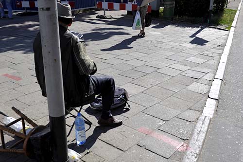 Bezrobocie spadło w maju o 4 dziesiąte punktu procentowego i wyniosło 12.2 procent. Liczba bezrobotnych zmniejszyła się o 80 tysięcy osób.