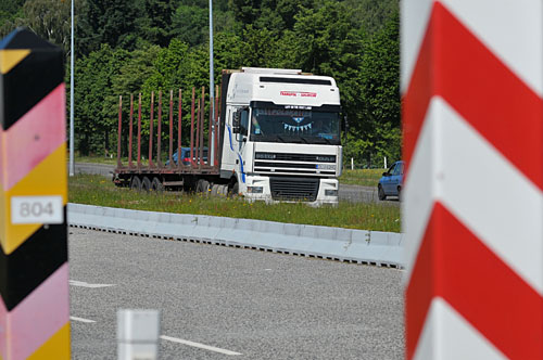 Unia Europejska zgadza się na czasowe przywracanie kontroli granicznych. Przywódcy 27. krajów na szczycie w Brukseli zobowiązali Komisję Europejską do przygotowania propozycji w tej sprawie.