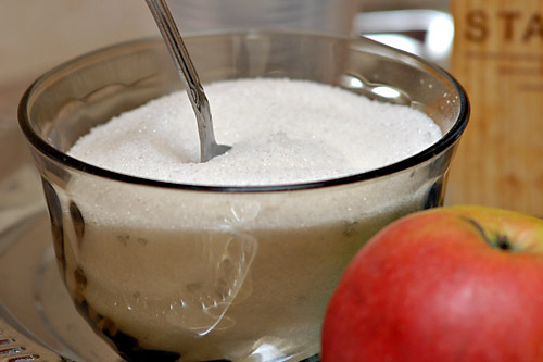 Puls Biznesu pisze, że zaporowe ceny cukru zaproponowane firmom spożywczym przez koncerny cukrownicze wywołały w branży powszechne oburzenie.