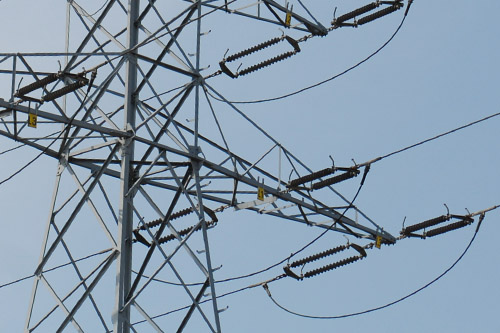 Należący do państwa koncern energetyczny ENEA znalazł sposób, by płacić swojemu prezesowi kilka razy więcej, niż pozwala ustawa kominowa - pisze Dziennik Gazeta Prawna.