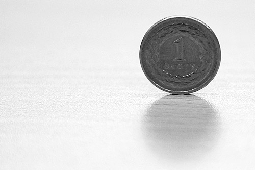 Niespokojna sytuacja na rynkach sprawia, że ceny złota biją kolejne rekordy. Wczoraj za uncję kruszcu trzeba było płacić nawet 1719 dolarów - najwięcej w historii.