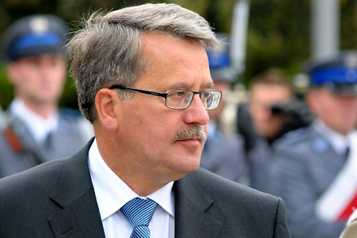 Wśród przedstawicieli największych partii politycznych, nie ma jednomyślności w sprawie przyszłych uregulowań dotyczących GMO jedne partie są za całkowitym zakazem GMO, inne za przyjęciem po wyborach nowej ustawy. Wczoraj prezydent Bronisław Komorowski zawetował ustawę o nasiennictwie.