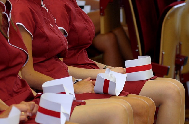Dziś w Sejmie odbyła się debata nad rządowym projektem ustawy o zawodach pielęgniarki i położnej. Zakłada ona, że pielęgniarki i położne zostaną objęte ochroną przewidzianą dla funkcjonariuszy publicznych, gdyż często są narażone na agresję ze strony niektórych pacjentów.