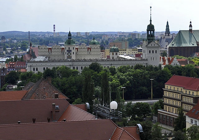 Filmy z dreszczykiem, dokumentalne oraz musicale - na dziedzińcu Zamku Książąt Pomorskich rusza wakacyjne kino plenerowe.