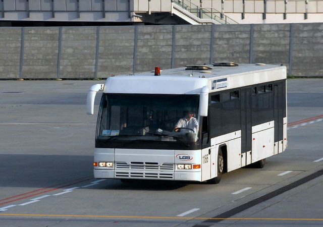 Resort skarbu dołożył po cichu PLL LOT 200 milionów złotych - pisze Gazeta Wyborcza. Dziennik wyjaśnia, że firma od dwóch lat jest w trudnej sytuacji finansowej. Potrzebowała pieniędzy na samoloty - brazylijskie embraery. Skarb państwa, który ma ponad 90 procent udziałów postanowił pomóc - czytamy w Gazecie Wyborczej.