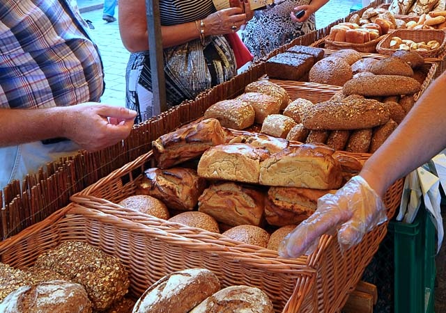 Z raportu Narodowego Banku Polskiego wynika, że Polakom nie grozi drożyzna - uspokaja główny ekonomista banku Pekao SA Marcin Mrowiec. NBP przedstawił lipcową projekcję inflacji i PKB, która jest sporządzana z założeniem, że wysokość stóp procentowych w czasie objętym prognozą nie zmieni się.