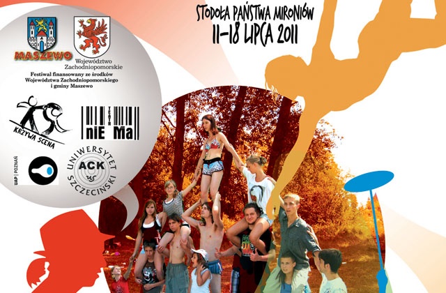 Codziennie wieczorem prezentowane są przedstawienia Teatru Nie ma, Krzywej sceny i zaproszonych gości.