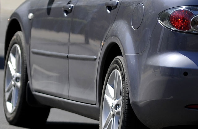 Ceny realne samochodów w Unii Europejskiej spadły w ubiegłym roku o 2,5 procent. Tak wynika z raportu opublikowanego w Brukseli. Na 27 państw spadki realnych cen odnotowano w 24 krajach. Szczególnie odczuli to mieszkańcy Słowacji - tam ceny spadły o ponad 17 procent. Znacznie taniej można też było kupić samochody w Bułgarii i Słowenii.