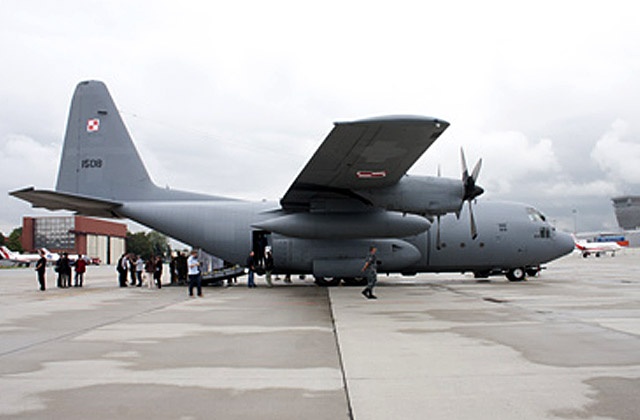 Amerykański transportowiec C-130 Herkules, który jest na wyposażeniu naszych Sił Powietrznych, wykona dzisiaj nad Warszawą Lot Pamięci z okazji 67. rocznicy Powstania Warszawskiego.