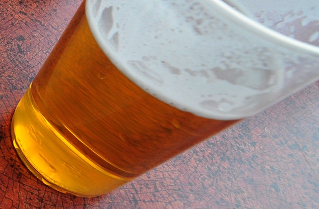 Browary nie palą się do produkcji 3,5 - procentowego piwa, które będzie mogło być sprzedawane na imprezach masowych - pisze Puls Biznesu.