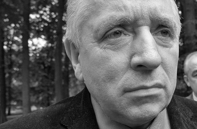 Policja i prokuratura badają okoliczności samobójczej śmierci Andrzeja Leppera. Były wicepremier został znaleziony martwy w siedzibie Samoobrony wczoraj po południu.
