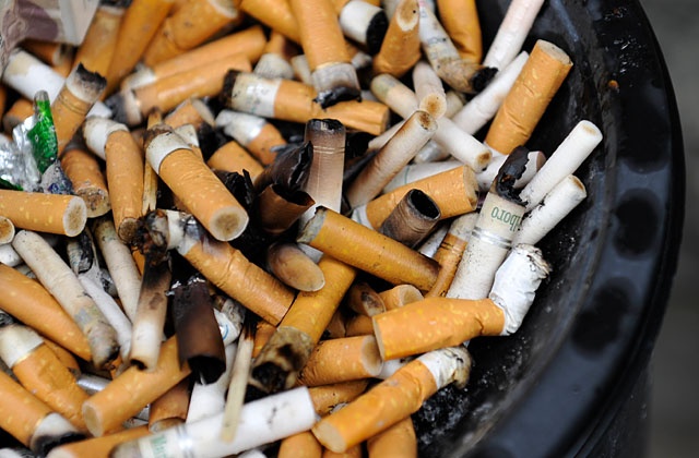 Europejczycy są podzieleni w sprawie proponowanych zmian w dyrektywie tytoniowej, najbardziej przeciwni są Polacy. Wykazały to konsultacje, które Komisja Europejska przeprowadziła z unijnymi krajami. Wzięła w nich udział rekordowa liczba naszych rodaków - prawie 24 tysiące na 85 tysięcy przepytanych obywateli Unii.