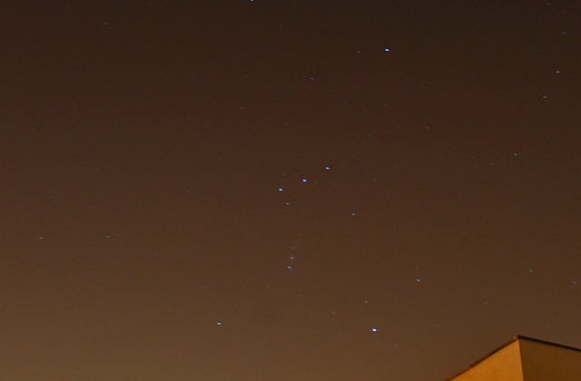 Dzisiejszej nocy na niebie będzie można zobaczyć deszcz meteorów. A to za sprawą roju Perseidów, których największa aktywność przypadnie właśnie w nocy z piątku na sobotę.
