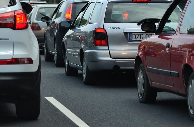 Donald Tusk po raz kolejny mówi, że nie obniży akcyzy na paliwo i nazywa nawołującego do tego Jarosława Kaczyńskiego politycznym piromanem. Premier zarzuca prezesowi Prawa i Sprawiedliwości, że jego propozycja doprowadzi do obniżenia dochodów budżetu, a nie przyniesie korzyści.