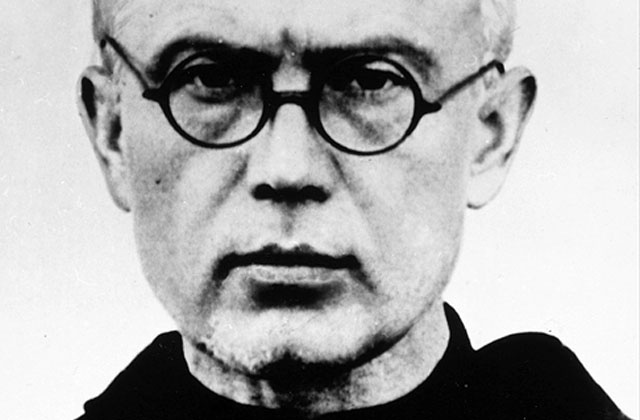 Ojciec Kolbe ze swego życia uczynił dar i złożył je w ofierze - powiedział Kardynał Stanisław Dziwisz do uczestników mszy odprawionej w byłym obozie koncentracyjnym Auschwitz.