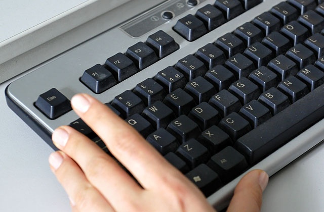 Dokładnie 20 lat temu po raz pierwszy doszło w Polsce do łączenia internetowego - z Wydziału Fizyki Uniwersytetu Warszawskiego wysłano e-maila na Uniwersytet w Kopenhadze. Dziś ówczesna prędkość łącza - 9600 bitów na sekundę - to niewiele. Przez dwie dekady internet diametralnie się zmienił i zrewolucjonizował nasze życie.