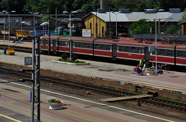 Marszałkowie województw chcą od Przewozów Regionalnych pieniędzy za środowy strajk. Skoro na tory przez dobę nie wyjechały dotowane pociągi, to kolejarze muszą oddać setki tysięcy złotych - czytamy w Gazecie Wyborczej.