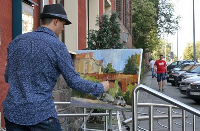 Kilkunastu artystów malujących na płótnach Szczecin i jego mieszkańców będzie można od dziś spotkać na ulicach miasta.