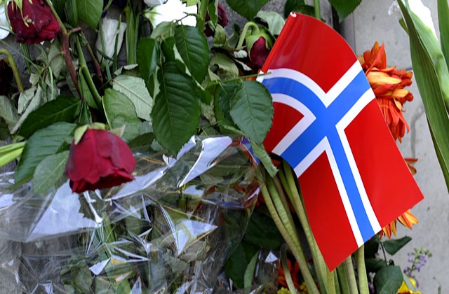Zakup w Polsce przez Breivika materiałów do produkcji bomby zwrócił na niego uwagę służby celnej. Norweska Policja Bezpieczeństwa - PST zlekceważyła jednak ostrzeżenie. Anders Breivik przyznał się do sprawstwa dwóch lipcowych zamachów na uczestników obozu młodzieżówki norweskiej Partii Pracy, w którym zginęło 69 osób, i zamachu bombowego na siedzibę premiera Norwegii, w którym zginęło 8 osób.