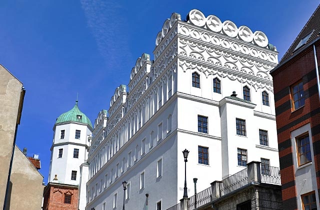 Teatr muzyczny z Berlina, który przedstawi Zapomniane pieśni Niemiec i alcinis - litewska kapela ludowa z Domu Litewskiego w Sejnach wystąpią dziś na dziedzińcu Zamku Książąt Pomorskich w ramach odbywających się tam III Spotkań Kultur.