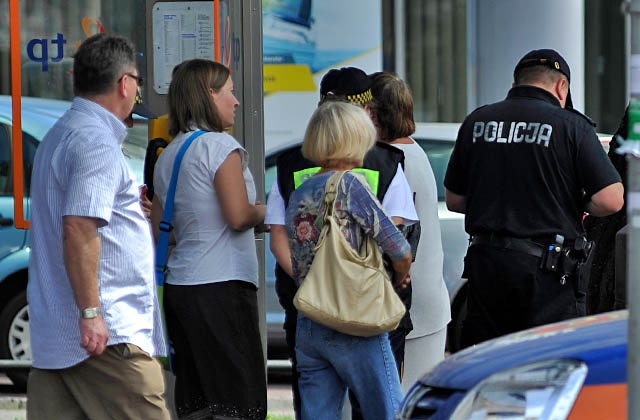 Sprzedawca, który na miejskim deptaku będzie oferował przechodniom owoce lub skarpetki, zapłaci grzywnę nawet w wysokości 5 tysięcy złotych. - pisze Dziennik Gazeta Prawna. Takie rozwiązanie przewiduje projekt nowelizacji kodeksu wykroczeń, którym dziś zajmie się Sejm.