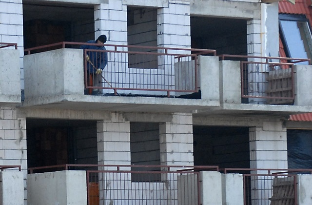 Dzisiaj wchodzą w życie zmiany w rządowym programie Rodzina na Swoim. Zgodnie z nowymi zasadami o kredyt w programie będą mogły ubiegać się osoby, które nie przekroczyły 35 lat, samotne matki wychowujące dzieci oraz osoby samotne tak zwani single.