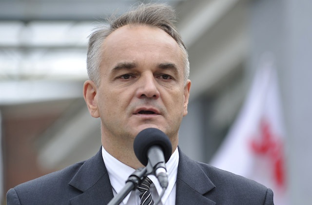 Wicepremier i minister gospodarki Waldemar Pawlak popiera starania PGNiGu o tańszy gaz z Rosji. Wiceprezes Polskiego Górnictwa Naftowego i Gazownictwa Radosław Dudziński zapowiedział, że jeśli do października nie uda się porozumieć z Gazpromem w sprawie tańszego gazu, spółka zwróci się do sądu arbitrażowego.