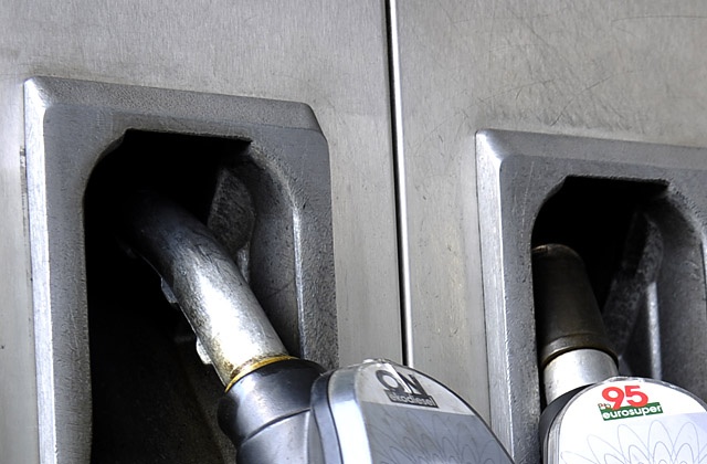 Średnio za litr oleju napędowego w Polsce trzeba płacić 4 złote 98 groszy za litr za litr benzyny bezołowiowej 95 5 złotych 3 grosze, a za litr autogazu 2 złote 48 groszy - wynika z zestawień Polskiej Izby Paliw Płynnych.