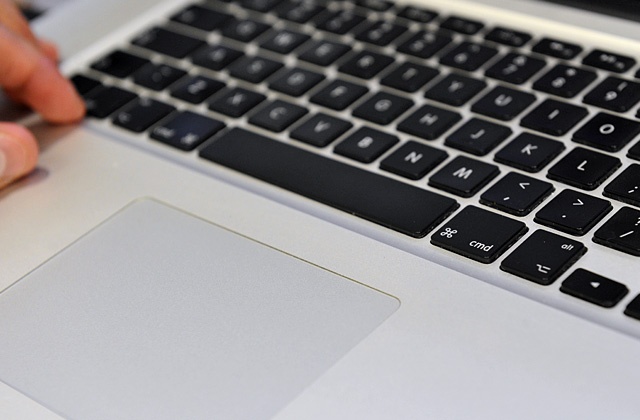 Prawie połowa właścicieli laptopów na świecie używa nielegalnego oprogramowania - wynika z raportu Business Software Alliance (BSA), grupy zrzeszającej producentów programów komputerowych.