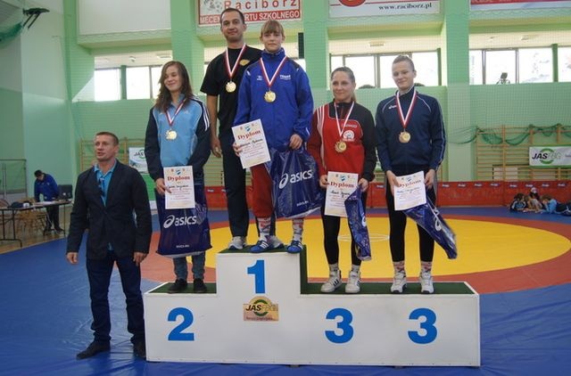 Trzy medale zdobyły zawodniczki Feniksa Stargard Szczeciński w Międzynarodowych Mistrzostwach Polski kadetek i juniorek w zapasach kobiet, które zakończyły się w Raciborzu.