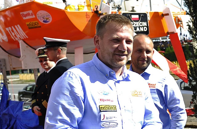Szczeciński żeglarz Radek Kowalczyk, biorący udział w regatach samotników w klasie Mini, zgłosił problem techniczny i płynie jachtem do brzegu.