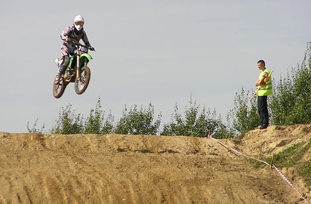 Nie lada gratka dla fanów sportów motorowych w naszym regionie. W Rosówku koło Szczecina odbywa się dziś VIII Runda Mistrzostw Strefy Polski Zachodniej w Motocrossie.