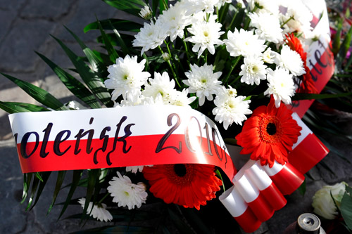 Przedstawiciele Rosyjskiego Związku Piłki Nożnej i rosyjskiej kadry złożyli wieniec przy tablicy zawieszonej na Pałacu Prezydenckim w Warszawie.