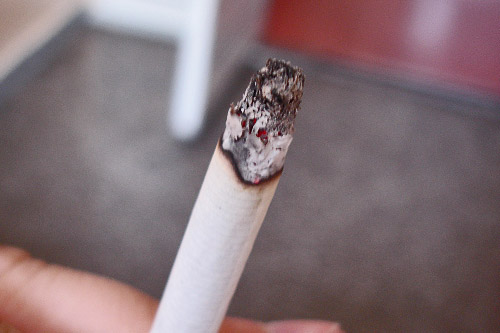 Jedna trzecia Polaków pali papierosy - wynika z danych Głównego Inspektora Sanitarnego. Wśród krajów Unii Europejskiej, pod względem liczby palaczy, plasujemy się w połowie rankingu.