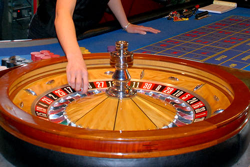 Po tym, jak państwo przestało wydawać pozwolenia na automaty do gier, w lokalach pojawia się coraz więcej nielegalnych maszyn - alarmuje Dziennik Gazeta Prawna.