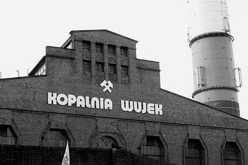 Uroczystości upamiętniające dziewięciu górników, zastrzelonych przez ZOMO w kopalni Wujek rozpoczęły się w niedzielę po południu pod stojącym przy tym zakładzie Krzyżem-Pomnikiem.
