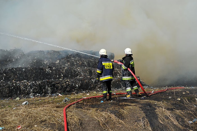 Pożar w Leśnie Górnym - fot. Łukasz Szełemej [PR Szczecin] Płonie wysypisko śmieci [ZDJĘCIA]