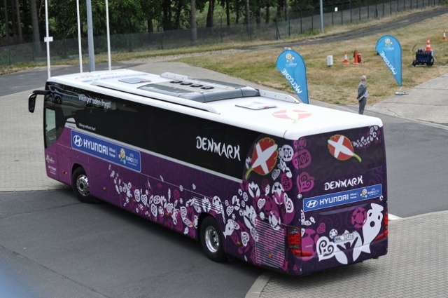Piłkarska reprezentacja Dani wylądowała już na lotnisku w Goleniowie. Teraz piłkarze jadą do Kołobrzegu, gdzie będą trenować przed EURO 2012. Fot. Łukasz Szełemej [PR Szczecin] Duńczycy przylecieli już na EURO [ZDJĘCIA]