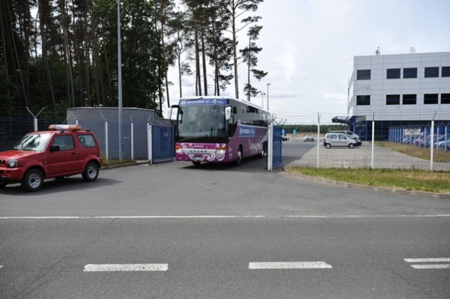 Piłkarska reprezentacja Dani wylądowała już na lotnisku w Goleniowie. Teraz piłkarze jadą do Kołobrzegu, gdzie będą trenować przed EURO 2012. Fot. Łukasz Szełemej [PR Szczecin] Duńczycy przylecieli już na EURO [ZDJĘCIA]