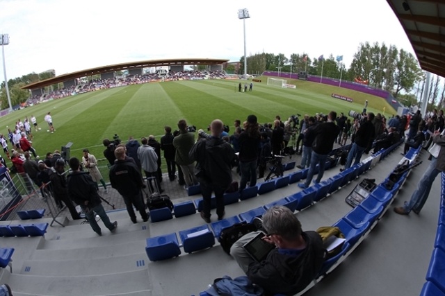 O 17.00 na miejskim stadionie nastąpiło oficjalne powitanie reprezentacji przez władze i mieszkańców miasta. Fot. Michał Świderski Duńscy piłkarze trenują w Kołobrzegu [ZDJĘCIA]