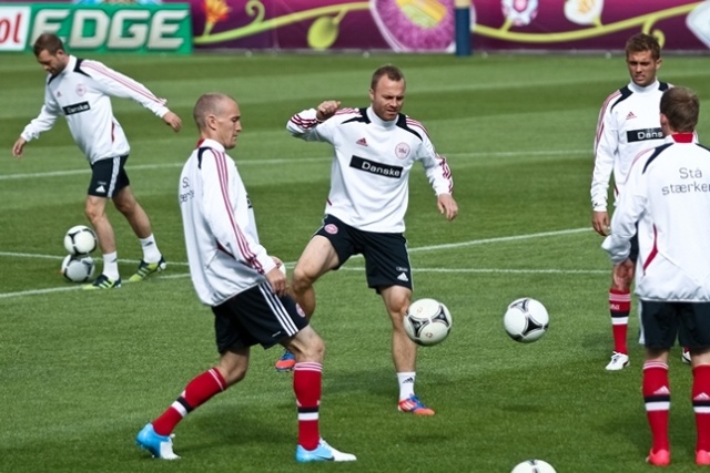 O 17.00 na miejskim stadionie nastąpiło oficjalne powitanie reprezentacji przez władze i mieszkańców miasta. Fot. Michał Świderski Duńscy piłkarze trenują w Kołobrzegu [ZDJĘCIA]