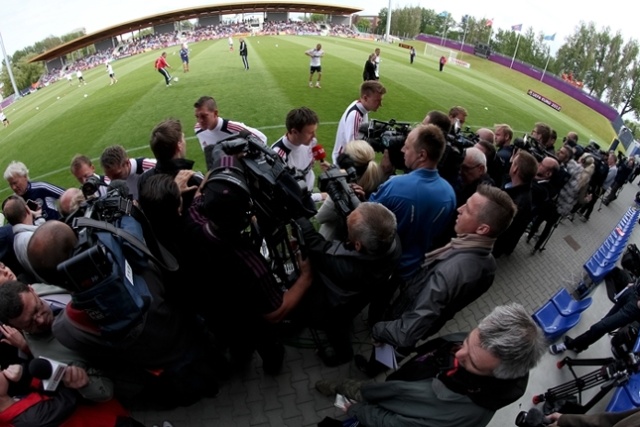 O 17.00 na miejskim stadionie nastąpiło oficjalne powitanie reprezentacji przez władze i mieszkańców miasta. Fot. Michał Świderski Duńscy piłkarze trenują w Kołobrzegu [ZDJĘCIA]