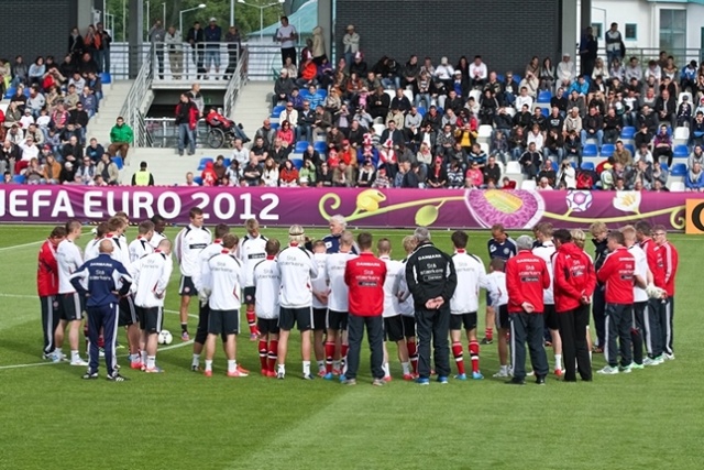 O 17.00 na miejskim stadionie nastąpiło oficjalne powitanie reprezentacji przez władze i mieszkańców miasta. Fot. Michał Świderski Duńscy piłkarze trenują w Kołobrzegu [ZDJĘCIA]