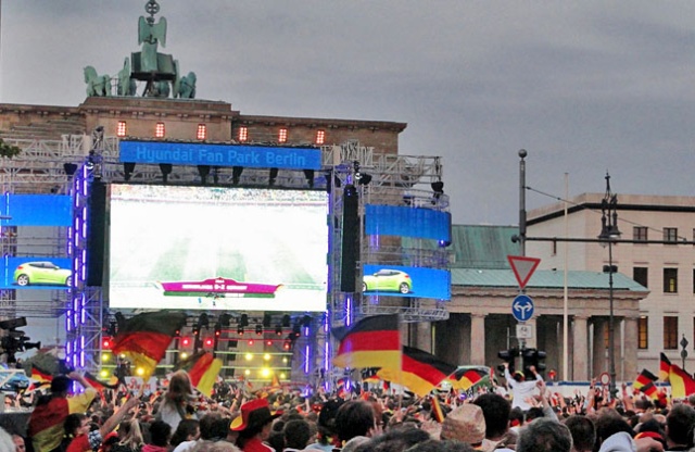 Holandia przegrała z Niemcami w Charkowie 1:2. Tak bawili się Niemcy w Strefie Kibica w Berlinie. Fot. Monika Stefanek [PR Szczecin] Niemcy prawie w ćwierćfinale [ZDJĘCIA]