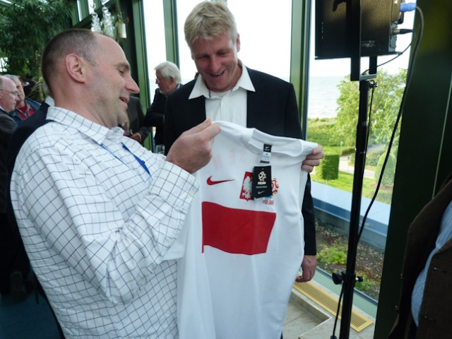 Przed meczem burmistrz Heringsdorfu, Lars Petersen otrzymał od redakcji Radia Szczecin koszulkę polskiej reprezentacji ze swoim nazwiskiem. Fot. Tomasz Chaciński [PR Szczecin] Oliver Kahn w Heringsdorfie [ZDJĘCIA]