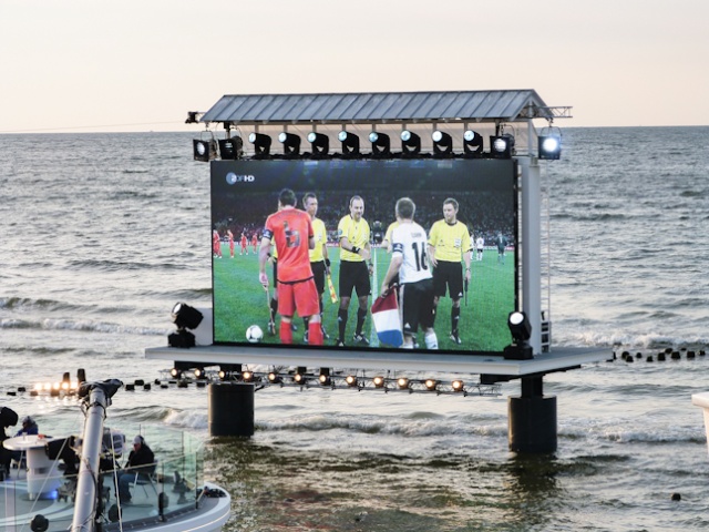 Blisko tysiąc kibiców świętowało zwycięstwo Niemców nad Holendrami w Heringsdorfie na wyspie Uznam. Fot. Tomasz Chaciński [PR Szczecin] Oliver Kahn w Heringsdorfie [ZDJĘCIA]