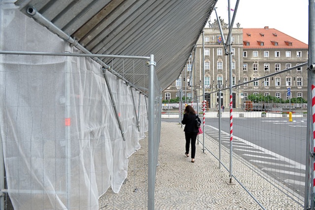 Wielki remont elewacji magistratu ruszył pełną parą. Fot. Łukasz Szełemej [PR Szczecin] Magistrat odzyskuje przedwojenne barwy [ZDJĘCIA]