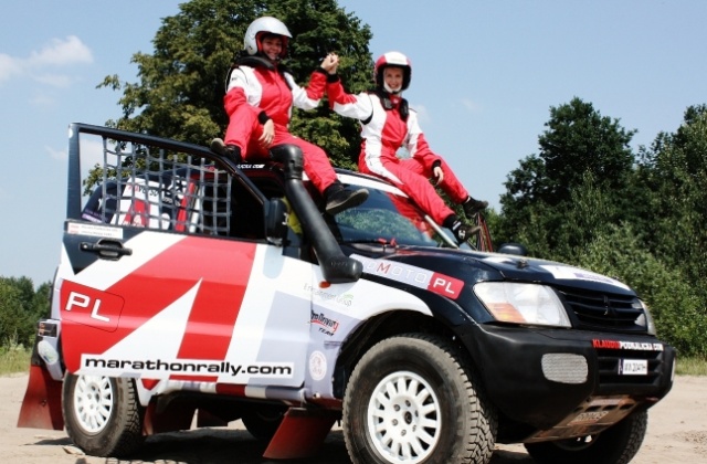Dwie kobiety i terenowe auto, czyli damska załoga cross country, jest już po pierwszych testach. Szczecinianka - Klaudia Podkalicka i jej pilot - Joanna Madej ćwiczyły w sobotę na poligonie w Wołczkowie. Fot. eXsports.tv. To jedyna taka załoga na świecie [ZDJĘCIA]
