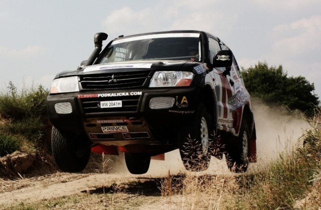 Dwie kobiety i terenowe auto, czyli damska załoga cross country, jest już po pierwszych testach. Szczecinianka - Klaudia Podkalicka i jej pilot - Joanna Madej ćwiczyły w sobotę na poligonie w Wołczkowie. Fot. eXsports.tv. To jedyna taka załoga na świecie [ZDJĘCIA]